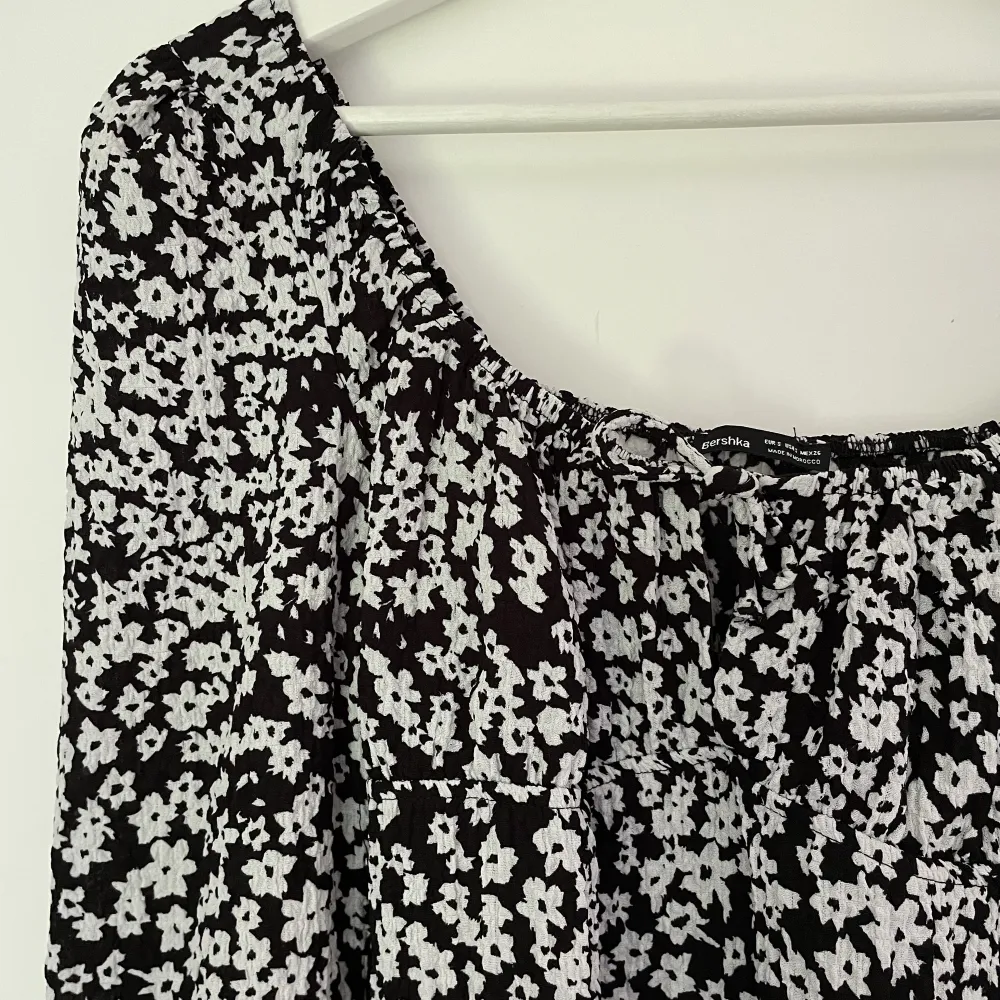 Fin svartvit blommig miniklänning från bershka i strl s, inget slitage. Klänningar.