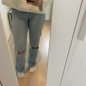 Zara jeans  - Fina mid rise jeans från zara som är helt oanvända!! Ljus blåa super fina jeans som passar perfekt till sommaren💕💕
