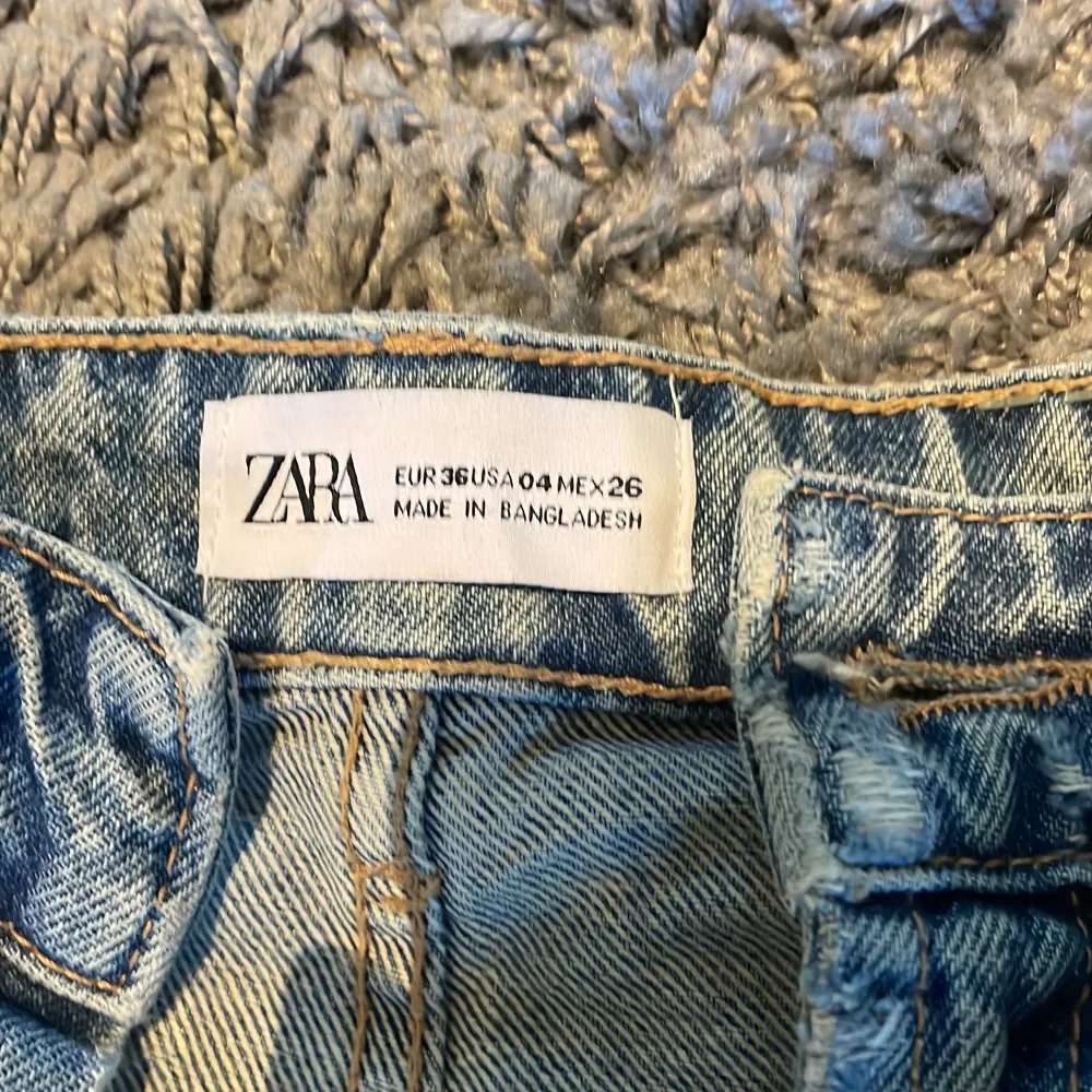 Intressekoll på de populära denim shortsen från ZARA🌺🌸💓 Köpte förra sommaren och har Ej kommit till användning ännu Vid flera intresserade gäller budgivning 💓 . Shorts.