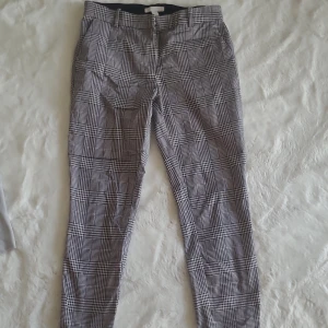 Säljes plagg 50-75kr - Bild 1 byxa 50kr stl 40 . Bild 2 byxdress stl 38-40 ungefär 50kr.Bild 3 byxa stl 38 50kr.