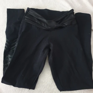 Bia brazil leggings sjukt snyggt!! Xs - Storlek s men jag skulle säga xs. Lite tjockare tyg och snyggaste v midjan. Byxorna känns rejäla och sitter på plats trots den låga midjan.