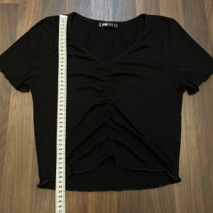 T-shirt  - Är i bra skick och ändats använd runt tre gånger. Hör av dig för mer information! 🩷🫶🏻