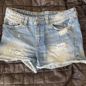 Jeansshorts - Säljer dessa jeansshorts från lager157 på grund av de är för små för mig. Det är storlek 160, fina shorts överlag.