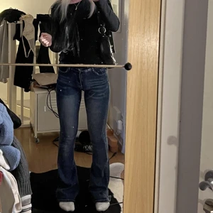 Bootcut jeans  - Så snygga bootcut jeans som är köpta second hand!💕vet tyvärr inte märket då lappen är borta men de motsvarar en strl S i midjan (STRETCHIGA) & cirka längd 32-34. Jag är 171 cm lång & de är väldigt långa!💕så snygga detaljer i denim tyget & slits baktill!