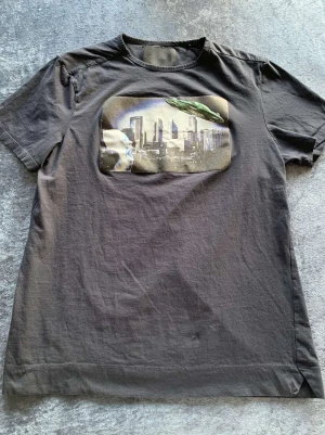 Limitato nicki + micky t-shirt - Storlek: S Skick: 7/10 litet hål se sista bilden Pris: 400kr Retail: 1700kr Pris och övriga frågor kan diskuteras!