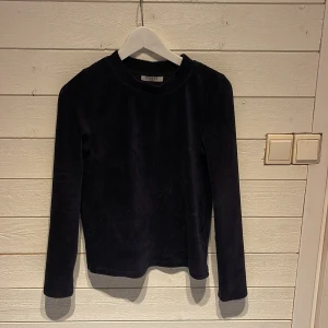 Manchester tröja  - Säljer min sköna Manchester tröja i mörkblå för att den inte kommer till användning 