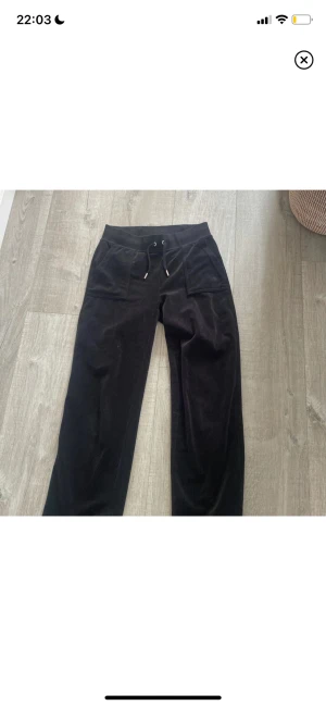 Juicy byxor  - Jag säljer dessa svarta juicy byxor då dom inte kommer till användning och är lite lite stora. Storlek S