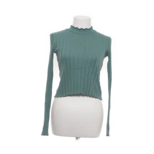 Grånblå tröja  - Grönblå tröja från Zara. Tyget är randigt och med volangdetaljer vid ärmar och nacke. Bra skick, dock finns två små fläckar på framsidan (se sista bilden) men utöver det fint skick och storlek S. 💚Frakt: 45 kr