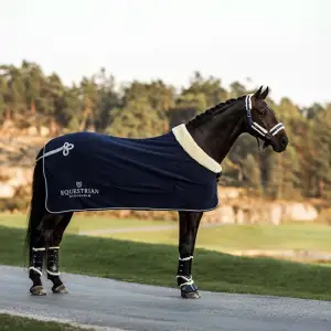 Equestrian Stockholm täcke färg Navy strl 130 säljes för 899 kr+frakt (nypris 1899.) använt ett fåtal gånger, hör av dig för privata bilder!
