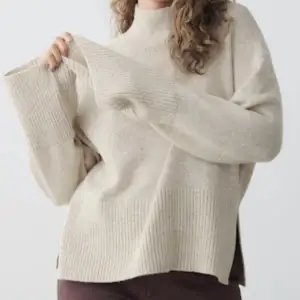 En stickad tröja från Gina tricot den har en slits på båda sidorna och är nästan oanvänd. Original priset är 500kr men jag säljer den för 309kr För fler frågor eller nogranare bilder tveka inte skriv till mig så löser jag det. 