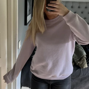 Sweatshirt - Jättefin ljusrosa sweatshirt. Lite oversized i modellen