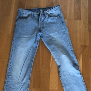 Levis 501 i toppskick - Ett par nästa helt oanvända Levis 501 i ljusblå färg Stl 31/32 Nypris ca 1200