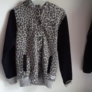 Svart/leopardmönstrad hoodie. Mysig och tjock med knappar. 
