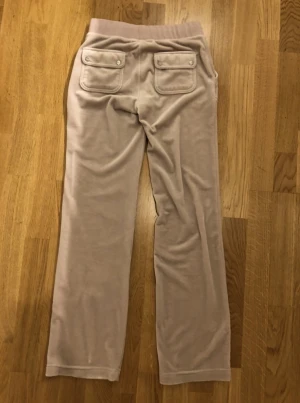  Juicy byxor  - Jag säljer dem här juicy byxorna då dem bara ligger i garderoben men som e också för små för mig. Kommer sälja dem för 650kr för fler bilder här av er till mig