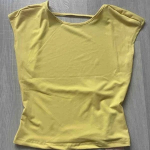 Y2K topp  - En supersnygg y2k baby tee/topp i färgen gul. Toppen är bara använd några gånger, i princip ny. Toppen är väldigt stretchig så den passar många storlekar🧚🏻‍♂️💌