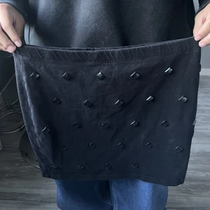 Lowwaist kjol - Svart kjol från H&M med stenar på. Inga hål eller fläckar så i bra skick. 