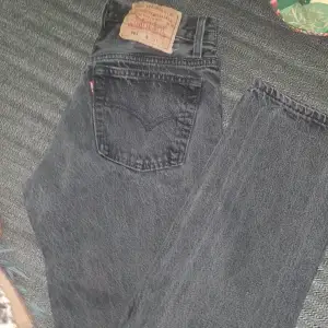 Levi's jeans 501 strl S köpta frn Zalando nypris ca 700 säljs för 300 pris kan diskuteras vid snabb affär 