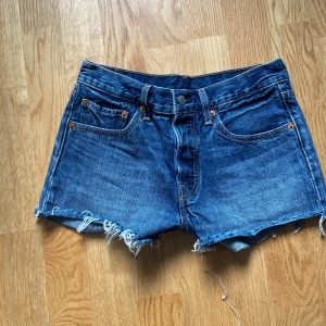 Levis jeansshorts  - Säljer super fina jeansshorts eftersom att dem är för stora, på lappen står det att dem är w26, skriv för frågor, egna bilder mm.. priset är diskuterbart🫶