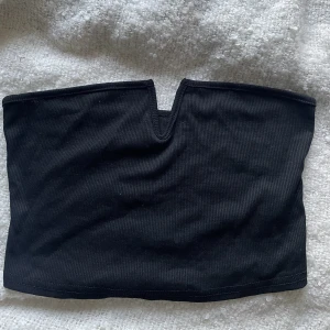  fest topp  - Snygg oanvänd topp som passar perfekt till fest!❣️ Storlek S men mer M 