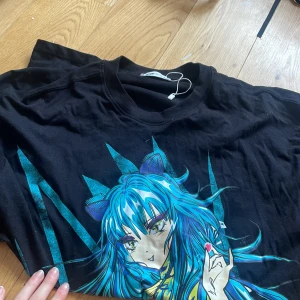 Anime printa tröja  - Oversized, storlek XXS, helt i nyskick med tagg kvar (bild 1)