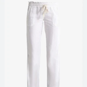 Linnebyxor  - Säljer dessa populär linnebyxorna då jag inte använder dem längre! Passar någon mellan 1,65-,175! Dem är uppsprättade där nere för att det skulle bli lite längre👍🏼storlek L men passar mig som vanligtvis har S/M och går att spännande midjan👍🏼