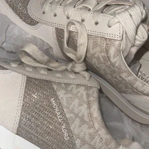 Micheal kors sneakers - Micheal kors sneakers, använda endast 2  gånger.   Storlek 36,5 men passar även 37.  Köpta för 1985kr men säljer för 500kr, vid snabbaffär kan pris diskuteras. 🌸   