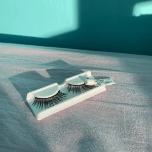 Fake Ögonfransar - De har aldrig blivit använd solklart annars skulle det vart äckligt mini limmet ser ut som att det är ut tryckt men den kom så jag har inte rört dom så mycket och nästan helt nya. Det kostade mig 500kr det var i en kartong  med en ögonfrans böjare.