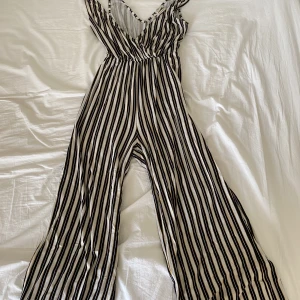 Jumpsuit - Jumpsuit från Pull & Bear. Den är djupringad vid bysten. Har inte använt den på några år.