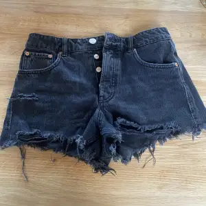 Stentvättade jeansshorts från Zara me en cool sliten look. Storlek 36 och på mig sitter de midwaist. Hör av dig om du har frågor eller vill ha mer bilder💞