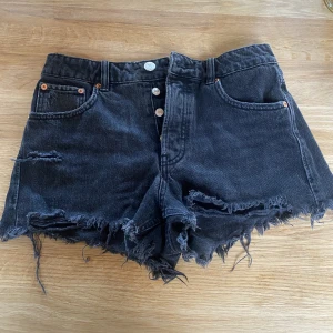 Jeansshorts zara  - Stentvättade jeansshorts från Zara me en cool sliten look. Storlek 36 och på mig sitter de midwaist. Hör av dig om du har frågor eller vill ha mer bilder💞
