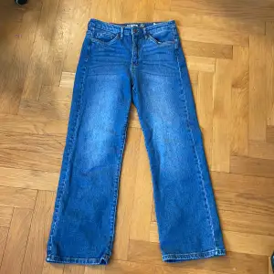 Säljer två par exakt likadana blåa jeans från kapphal i stl 38, använda några få gånger så är i nytt skick.  350kr för ett par 600kr för båda