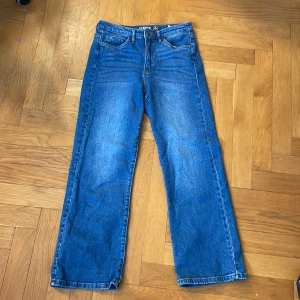 Blåa jeans - Säljer två par exakt likadana blåa jeans från kapphal i stl 38, använda några få gånger så är i nytt skick.  350kr för ett par 600kr för båda