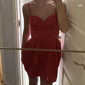 Korsett klänning Gina Tricot - Så snygg korsett klänning från Gina Tricot i strl S! Satin liknande material 💕 sitter figursytt & framhäver kroppen! Använd gärna köp nu!!!🤝