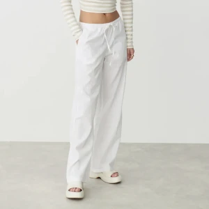 Linne byxor  - Säljer dessa superfina, inte speciellt genomskinliga, linnebyxor från Ginatricot, köpta för 399. Går ner till fötterna på mig som är 172