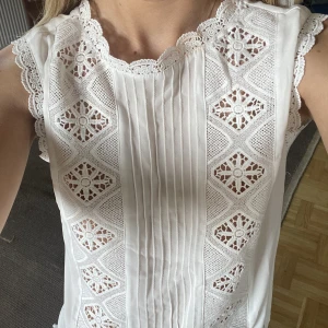 Vit spets topp - Söt vit spetstopp, med dragkedja på sidan🤍🤍