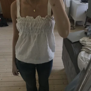 Somrig topp - Vit somrig top, nästan aldrig använd, jätte cute🤍