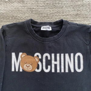 Moschinotröja - Fint skick. Strl 164. Mörkblå