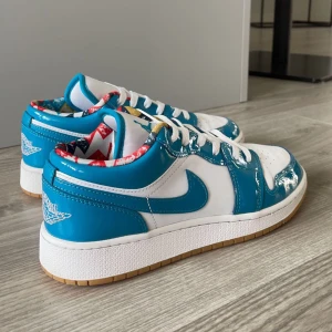 Air Jordan 1 Low Barcelona (GS) - Nu säljer jag mina Jordans då dem inte kommer till användning. Dem är ändast använda några få gånger och är i väldigt bra skick.