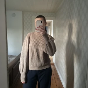 Mönsterstickad tröja - Mönsterstickad tröja med puffärmar från Mango.