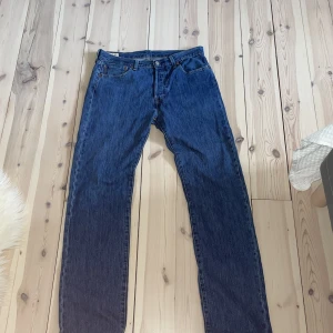 Levis Jeans - Ett par knappt använda Levis jeans 501. Inget slitage över huvud taget, därmed mycket fint skick. 34/36 straight fit sitter perfekt om man har långa ben. Nypris ca 2300kr