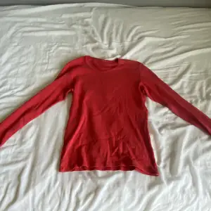 Det är en helt vanlig röd tröja som aldrig används, dock har lappen där jag köpte den försvunnit. Jag kommer såklart stryka den innan den skickas🔥❤️