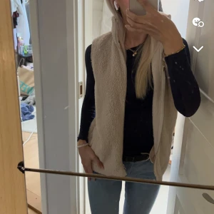 Teddy väst  - Supersöt Teddy väst från Nelly i strl xs men passar även S, jag är 171 cm lång! Använd gärna köp nu❤️