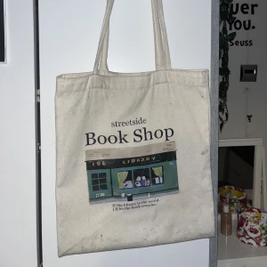 Tygkasse  - En tygkasse från shein, köpt för ungefär ett år sedan. Väl använd men inga större skador 