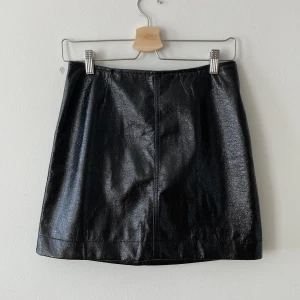 Lackkjol  - Lackkjol med lite textur från Monki. För stor för mig så aldrig använd. Strl 36.