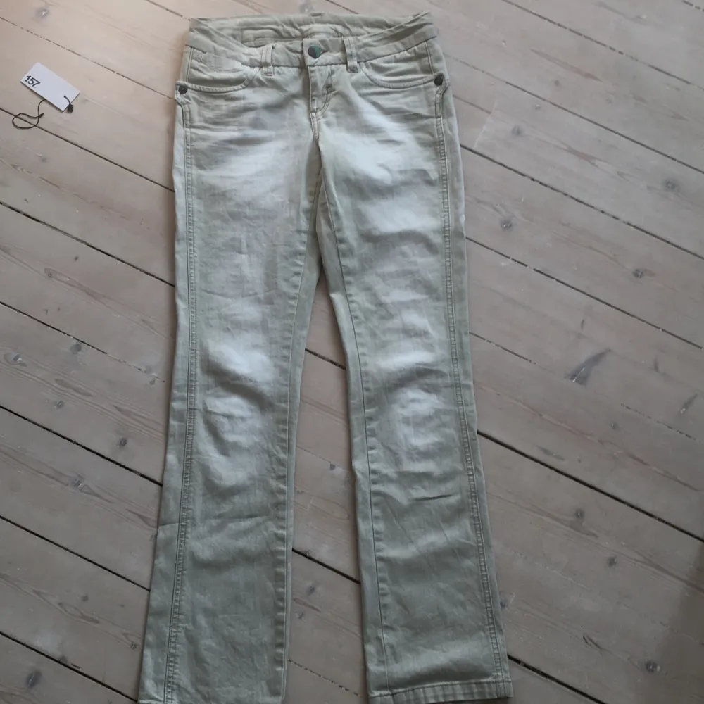 Dessa fina jeans används inte längre och vill därför bli av med dem! Passar den som är 162-170cm lång!. Jeans & Byxor.