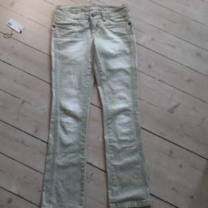 Dessa fina jeans används inte längre och vill därför bli av med dem! Passar den som är 162-170cm lång!