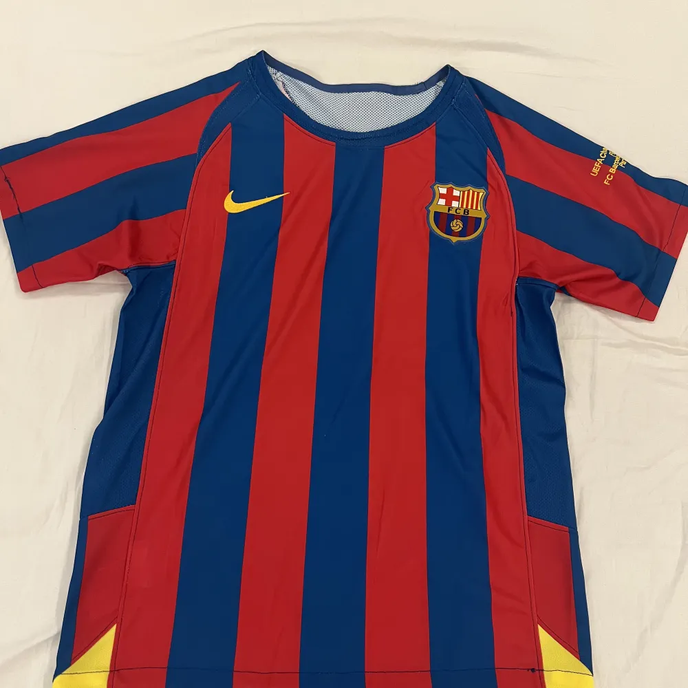 Ronaldinhos barcelona tröja under 2006 Champions League. Oanvänd och i mycket fin kvalitet. Passar storlek S och M. Kontakta mig för mer information och frågor! Det går att ge bud och förhandla om pris.. T-shirts.