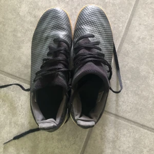 Skor - Ett par skor som kan användas i spelandet av alla sporter både inomhus och utomhus.