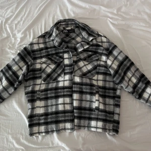 Kofta/jacka - En super varm och fin kappa/jacka funkar till alla årstider. Använts några gånger. Inga defekter. Skriv om ni har fler frågor🤍priset kan diskuteras.