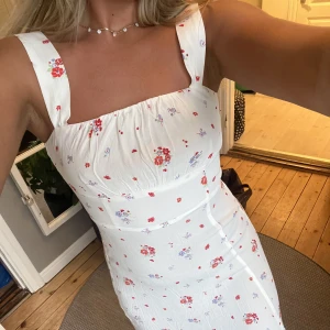 Blommig klänning  - Blommig klänning från mango i storlek s